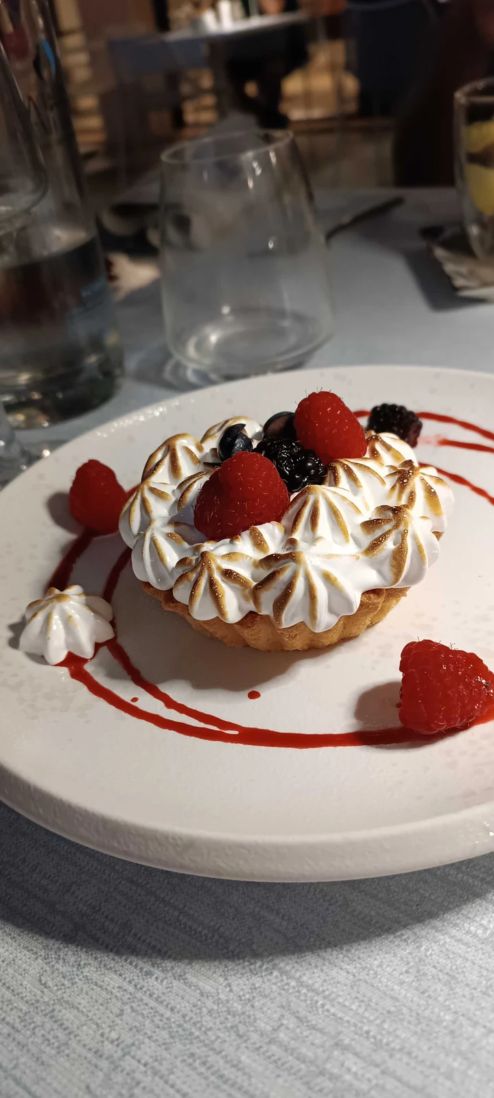 Tart with toasted meringue and berries